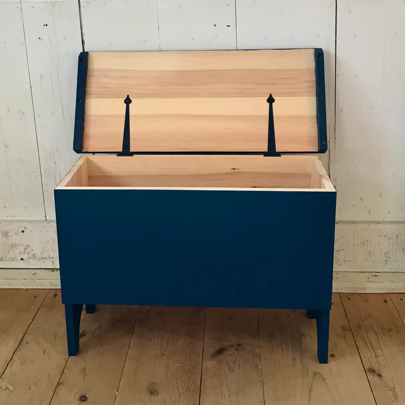 New England Furniture: Pine Chest