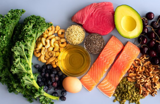Healthy Living:  Eat Smart, Live Strong: Exploring the Mediterranean, DASH and MIND Diets