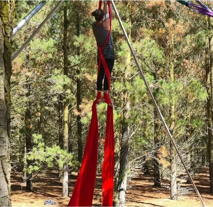 MONDAYS 5.30 - 6.45pm   (Silks & Aerial Conditioning) ADULTS & TEENS 13+