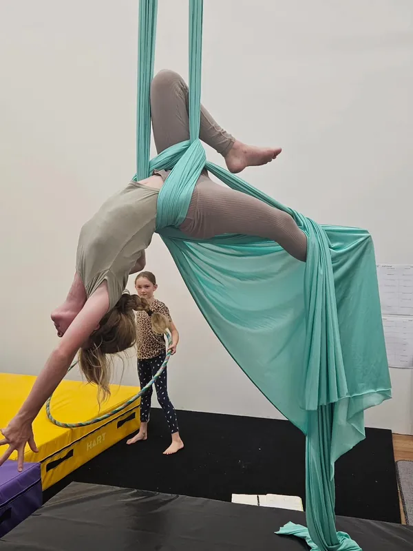 MONDAYS (5 - 6.30pm)  Aerial Silks & Trapeze | Beg + Int | (8 - 16yrs)