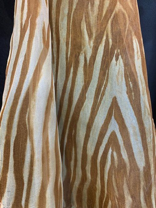 SELECTIVE DEGUMMING ON RAW SILK