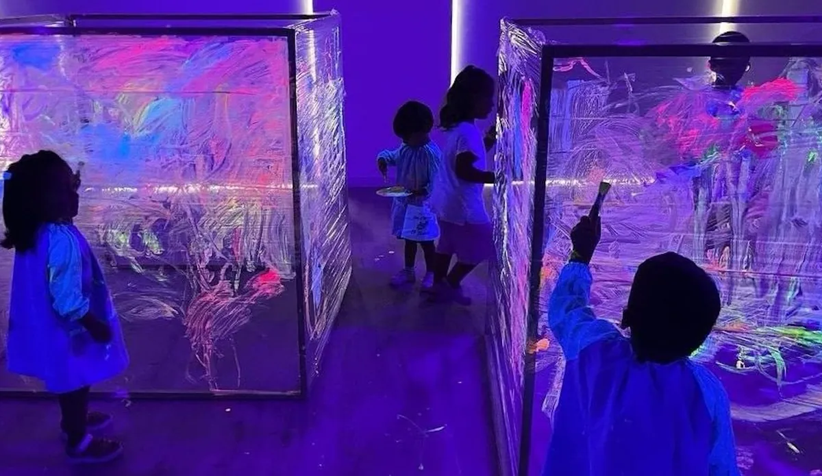 Wintervaganza Kinderprogramm vom KritzelKollektiv - SPECIAL: Blacklight Painting – Neon & Magic (ab 4 J)