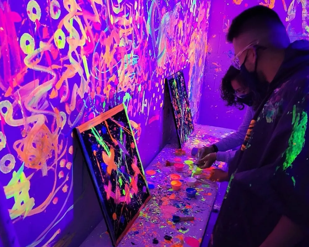 Wintervaganza Kinderprogramm vom KritzelKollektiv - SPECIAL: Blacklight Painting (10+ Jahre)