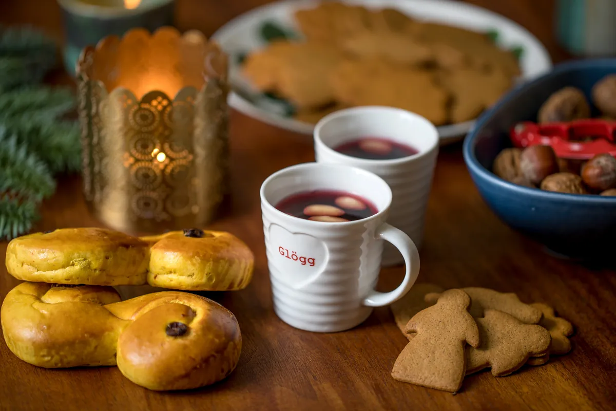 Julfika med dans kring granen