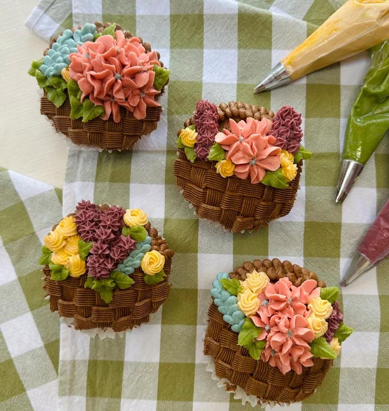 Cupcake Decorating: Basket of Flowers